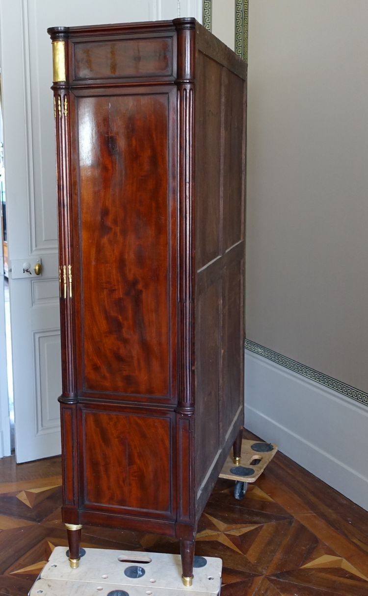 Louis XVI period command cabinet in flamed mahogany and gilt bronze, trefoil lock