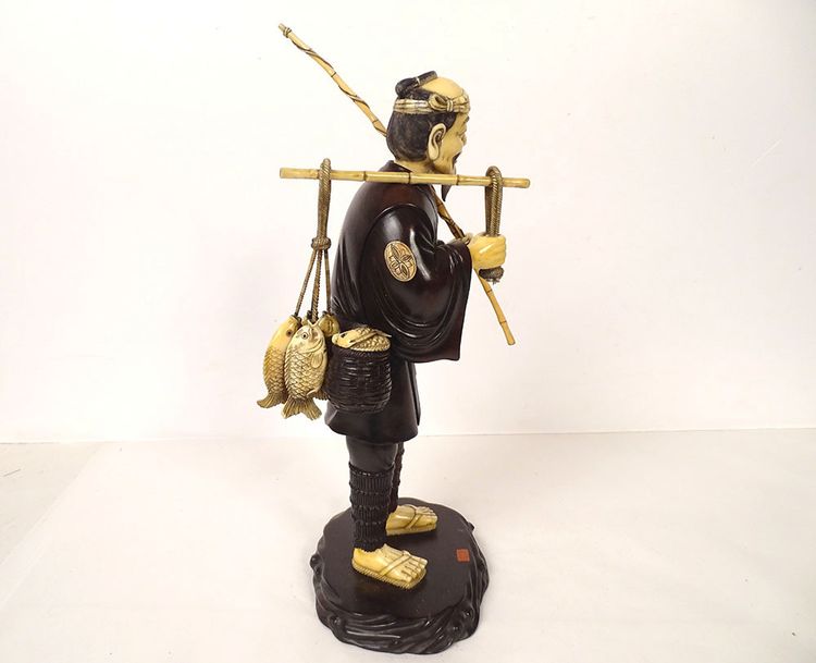 Okimono Statuette Holz Elfenbein Fischer Fischkorb Japan Meiji signiert 19.