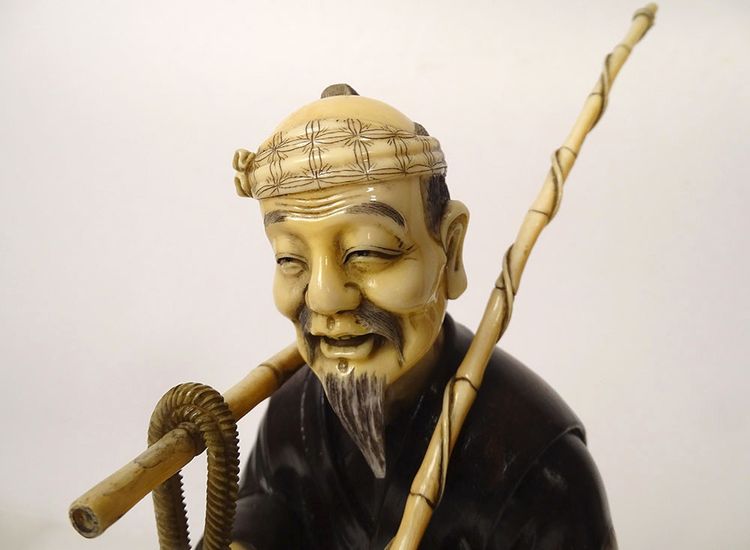 Okimono Statuette Holz Elfenbein Fischer Fischkorb Japan Meiji signiert 19.