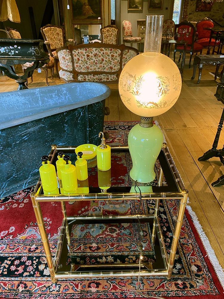 Italie première partie du XXe, lampe en opaline jaune