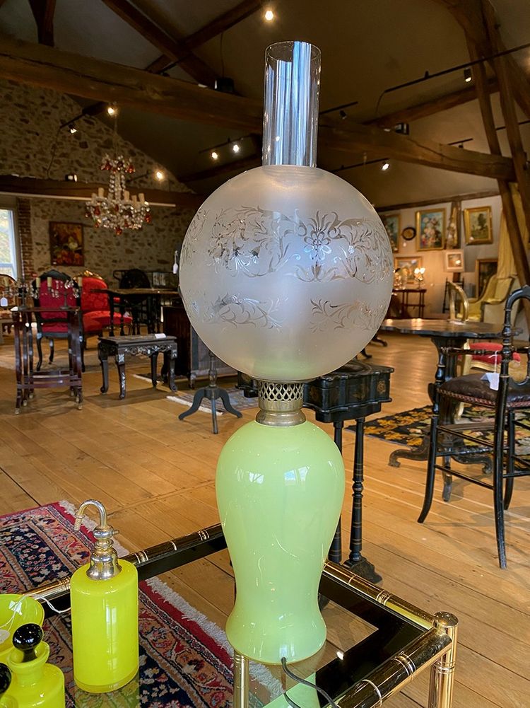 Italie première partie du XXe, lampe en opaline jaune
