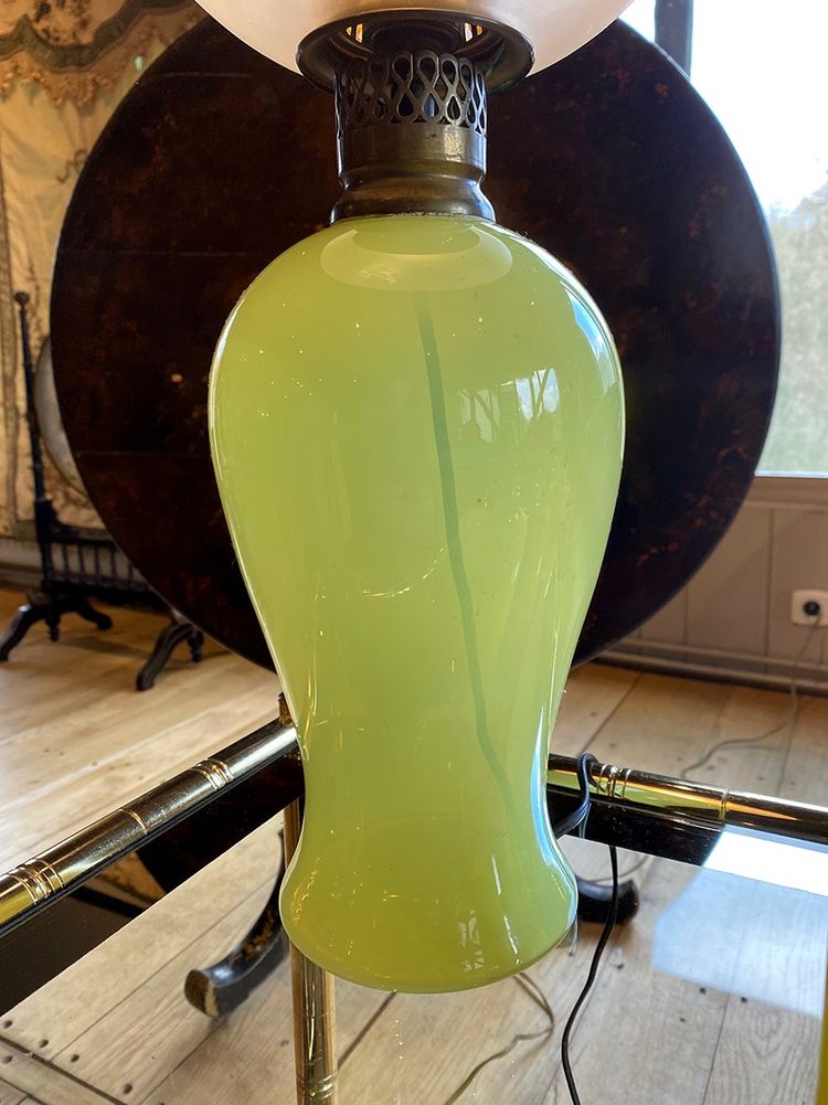 Italie première partie du XXe, lampe en opaline jaune