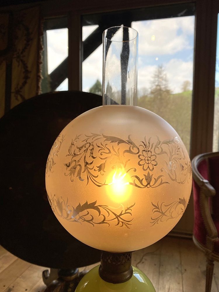 Italie première partie du XXe, lampe en opaline jaune