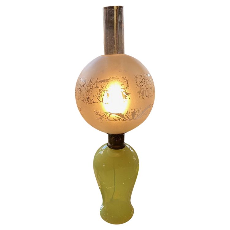 Italie première partie du XXe, lampe en opaline jaune