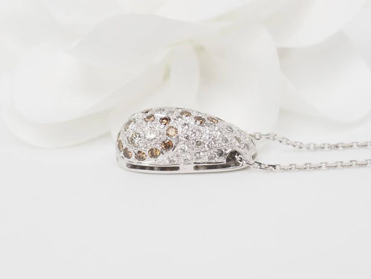 Collier pendentif dôme en or blanc et diamants