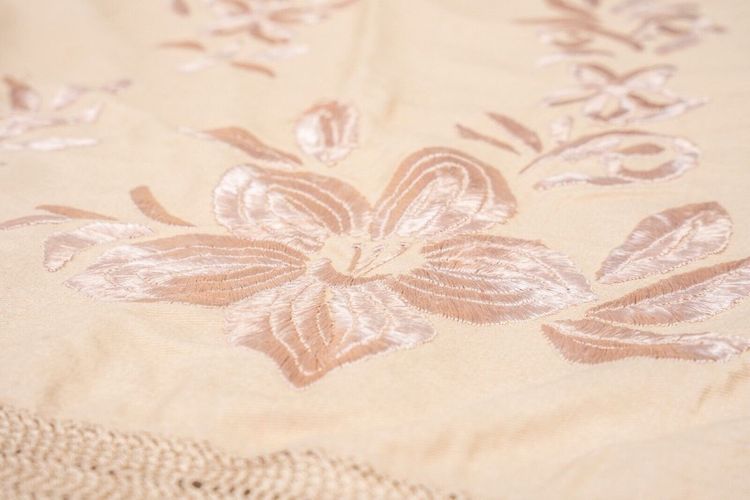 Tovaglia o scialle ricamato del XIX secolo con decorazione floreale e frange