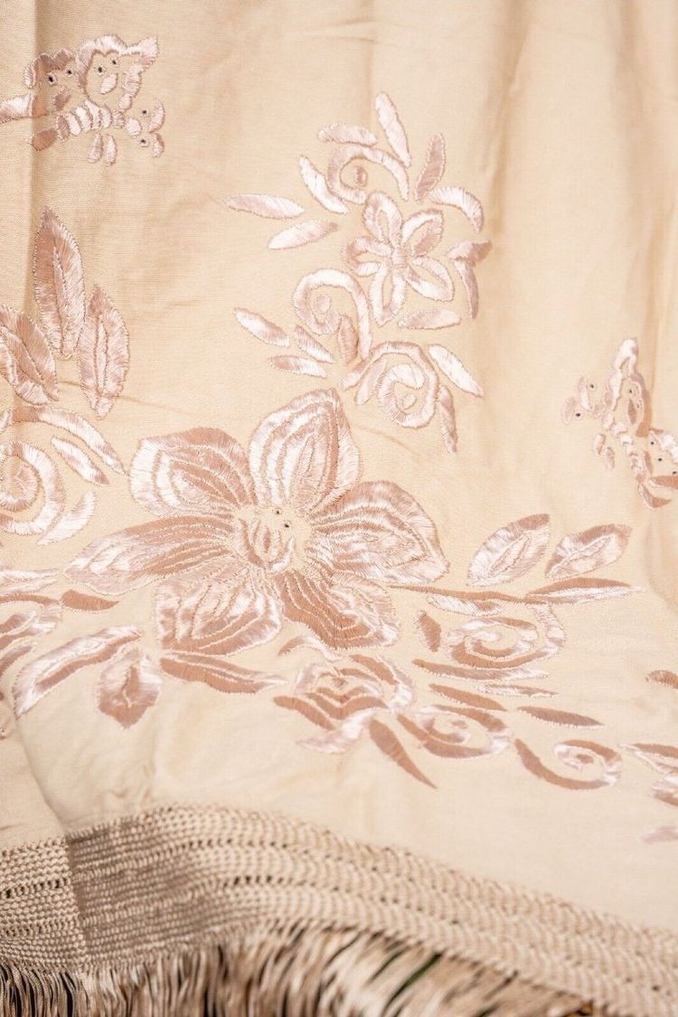Tovaglia o scialle ricamato del XIX secolo con decorazione floreale e frange