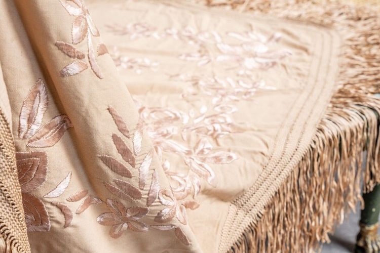 Tovaglia o scialle ricamato del XIX secolo con decorazione floreale e frange