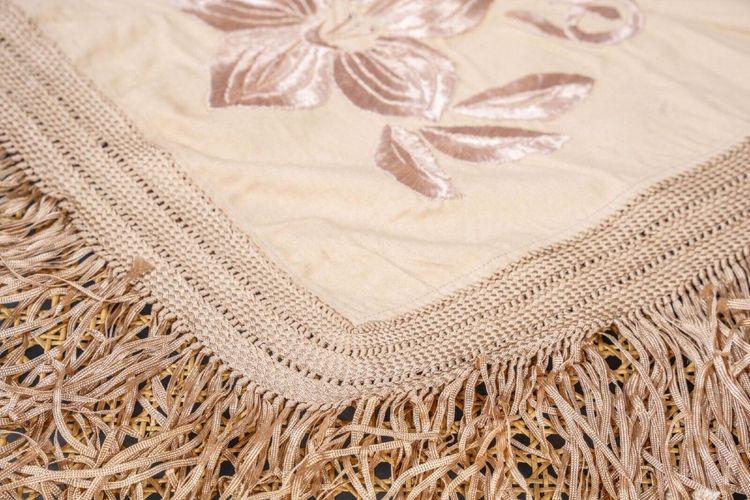 Tovaglia o scialle ricamato del XIX secolo con decorazione floreale e frange
