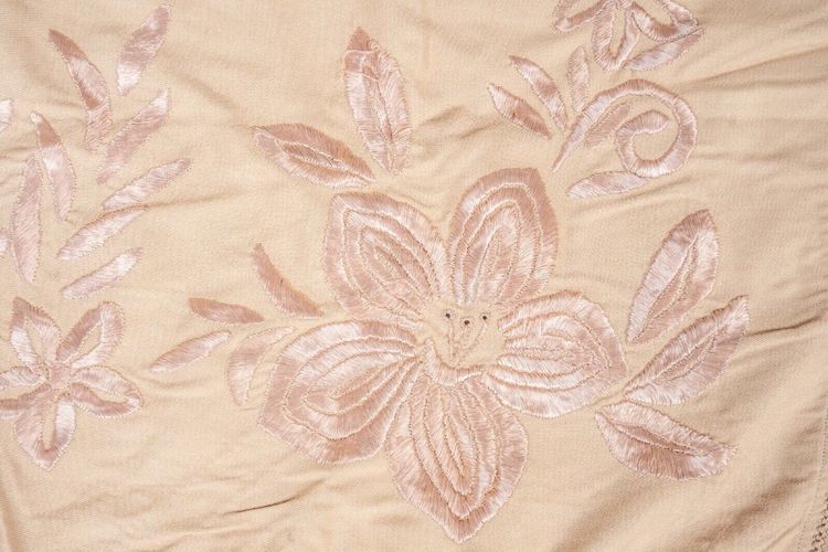 Tovaglia o scialle ricamato del XIX secolo con decorazione floreale e frange