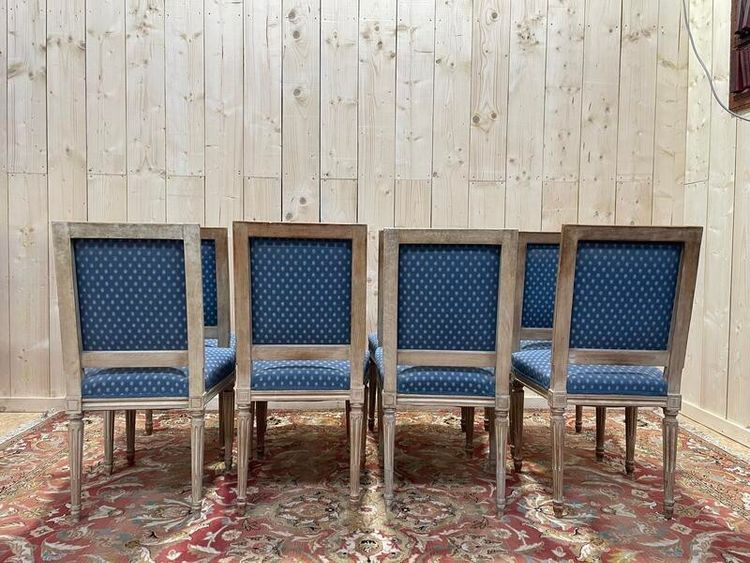 Suite de 8 chaises de style Louis XVI patinées 