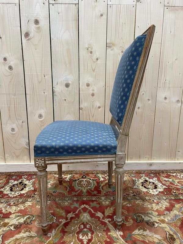 Suite de 8 chaises de style Louis XVI patinées 