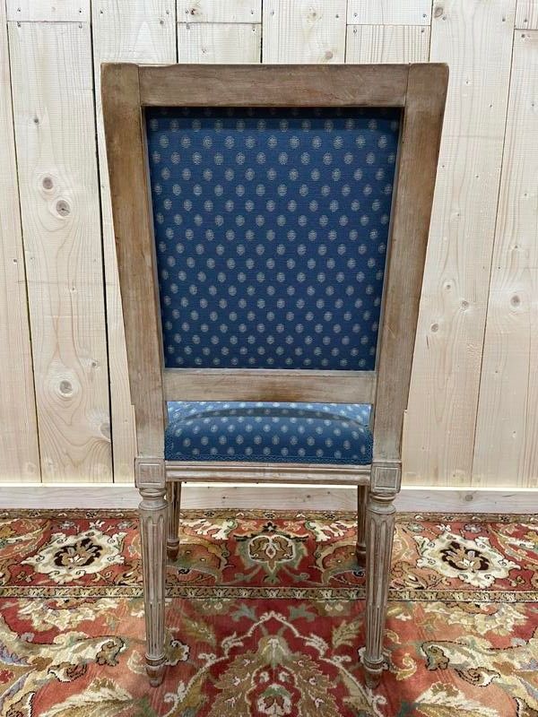 Suite de 8 chaises de style Louis XVI patinées 