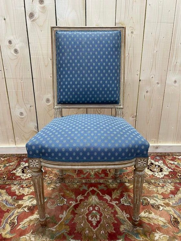 Suite de 8 chaises de style Louis XVI patinées 