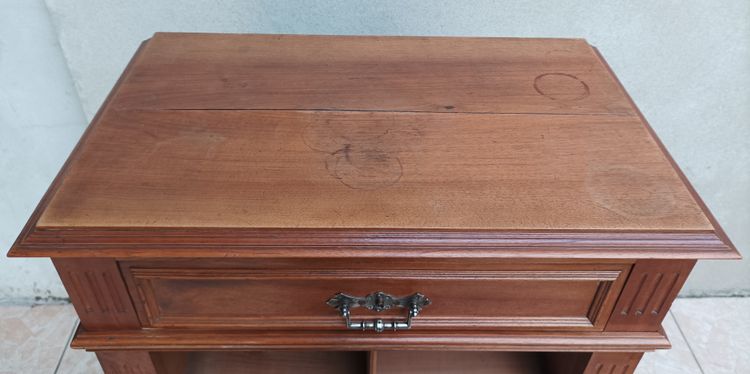Walnusskarton mit der Prägung BRUN.G