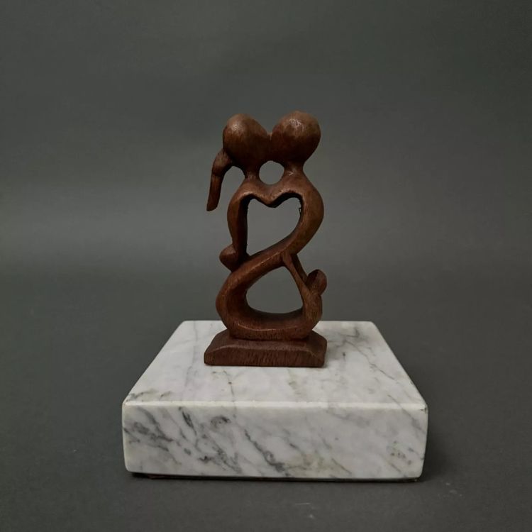 Scultura in legno di monossido di carbonio di Calin Hentea, un bacio di coppia