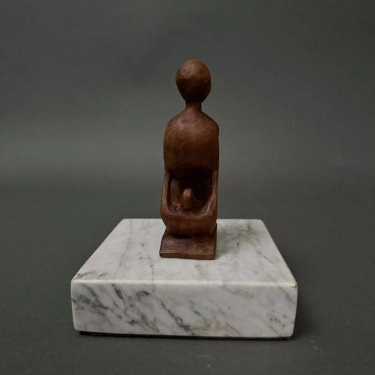 Scultura in legno di monossido di carbonio di Calin Hentea, un bacio di coppia