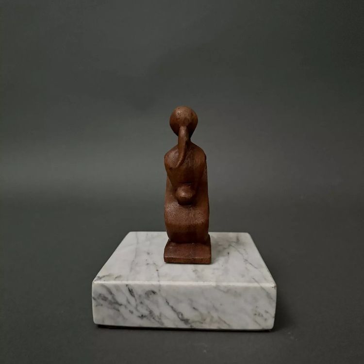 Scultura in legno di monossido di carbonio di Calin Hentea, un bacio di coppia