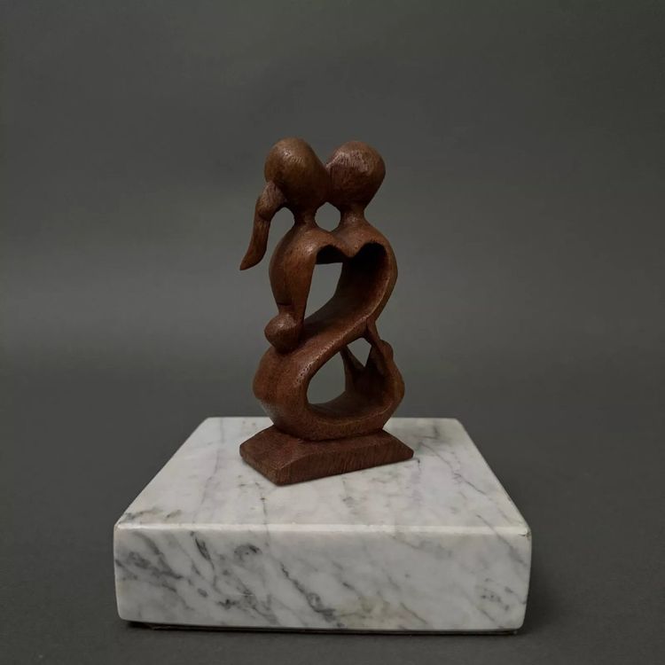 Scultura in legno di monossido di carbonio di Calin Hentea, un bacio di coppia