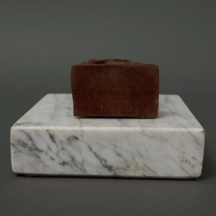 Scultura in legno di monossido di carbonio di Calin Hentea, un bacio di coppia