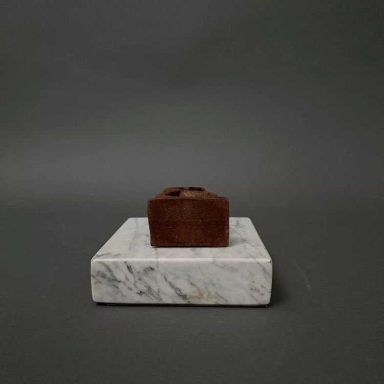 Scultura in legno di monossido di carbonio di Calin Hentea, un bacio di coppia