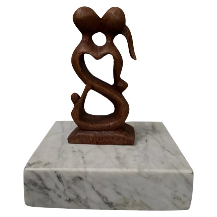 Scultura in legno di monossido di carbonio di Calin Hentea, un bacio di coppia