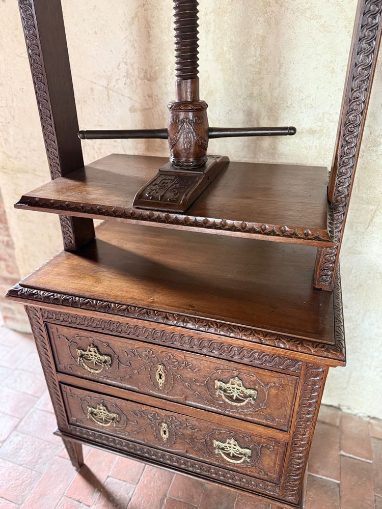 Commode presse à linge début 19e siècle Louis XVI aux motifs sculptés 