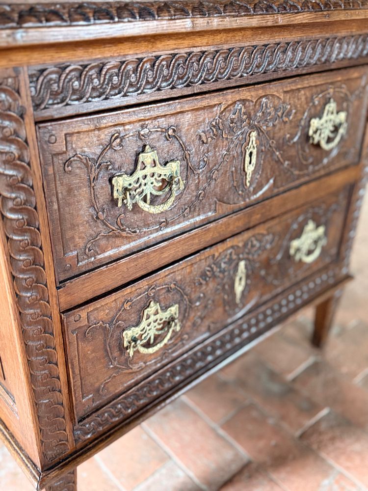 Commode presse à linge début 19e siècle Louis XVI aux motifs sculptés 