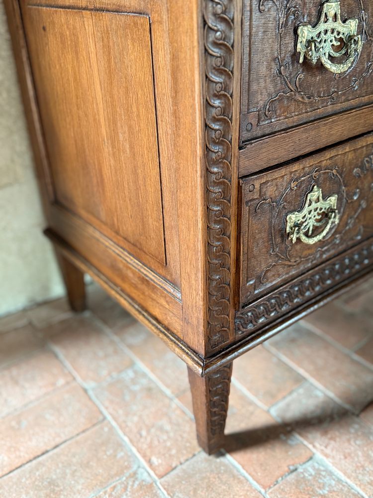 Commode presse à linge début 19e siècle Louis XVI aux motifs sculptés 