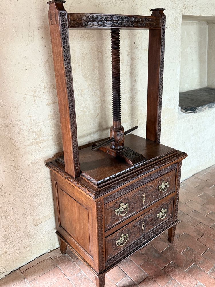 Commode presse à linge début 19e siècle Louis XVI aux motifs sculptés 