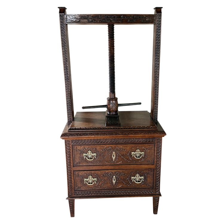 Commode presse à linge début 19e siècle Louis XVI aux motifs sculptés 