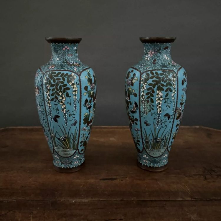 Paire de vases cloisonnés à décor floral et de papillons fin XIXe