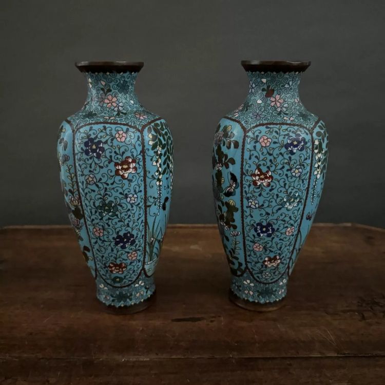 Paire de vases cloisonnés à décor floral et de papillons fin XIXe