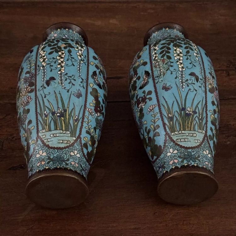 Paire de vases cloisonnés à décor floral et de papillons fin XIXe