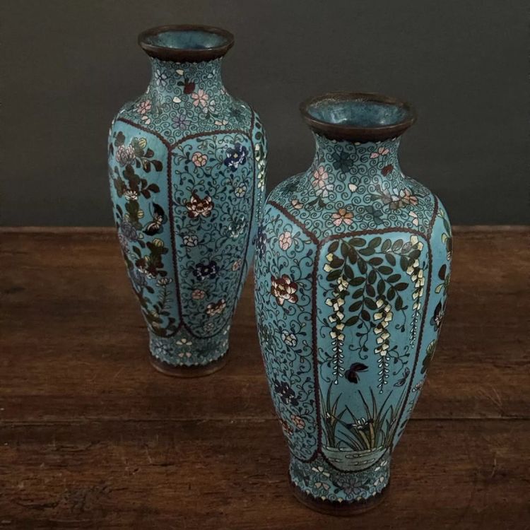Paire de vases cloisonnés à décor floral et de papillons fin XIXe