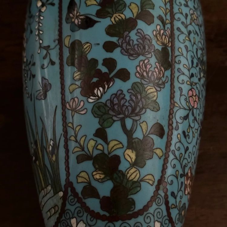 Paire de vases cloisonnés à décor floral et de papillons fin XIXe