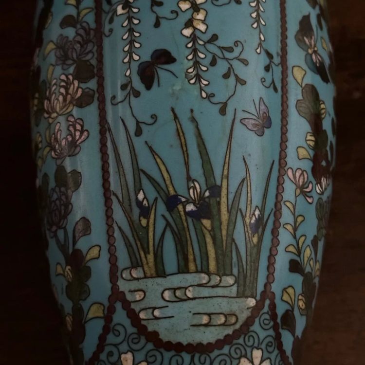 Paire de vases cloisonnés à décor floral et de papillons fin XIXe