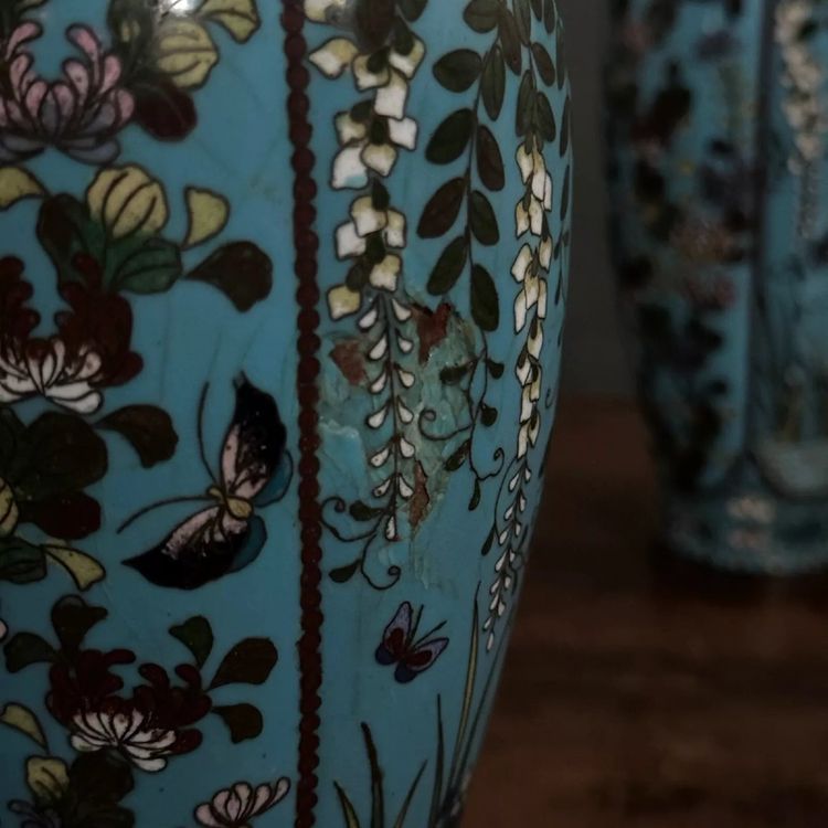 Paire de vases cloisonnés à décor floral et de papillons fin XIXe