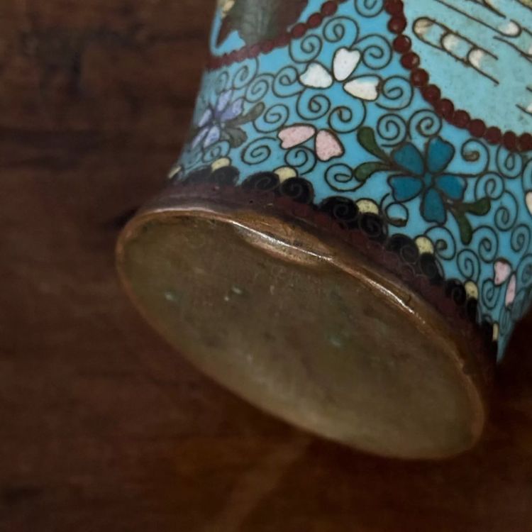Paire de vases cloisonnés à décor floral et de papillons fin XIXe