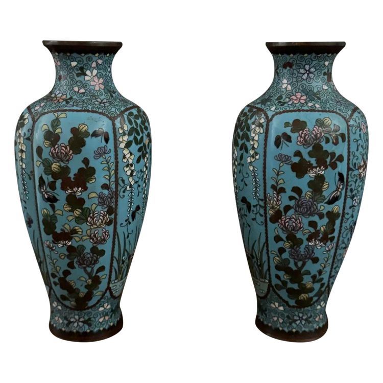 Paire de vases cloisonnés à décor floral et de papillons fin XIXe