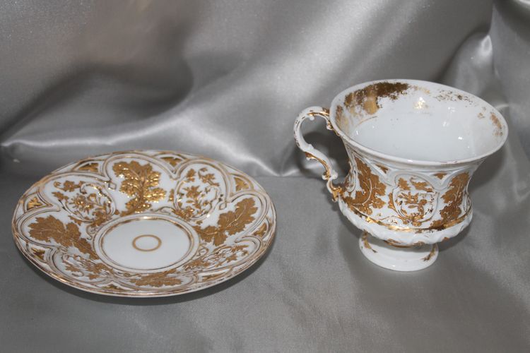Tazza da cioccolata e piattino in porcellana di Grafenroda, Turingia, Germania, XIX secolo