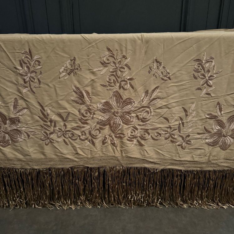 Embroidered shawl or tablecloth from China 1900 with floral decoration