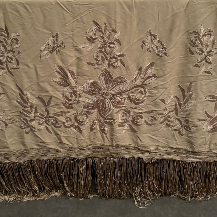 Embroidered shawl or tablecloth from China 1900 with floral decoration
