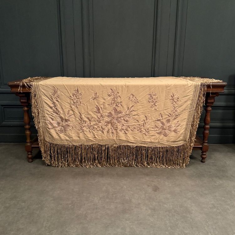 Embroidered shawl or tablecloth from China 1900 with floral decoration