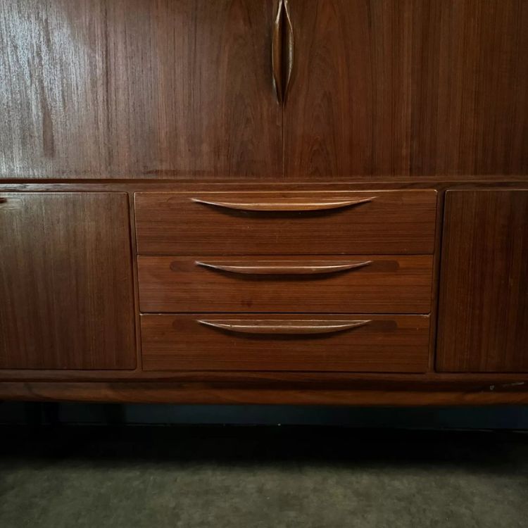 Credenza Highbord di Johannes Andersen modello UM18 in teak Danimarca