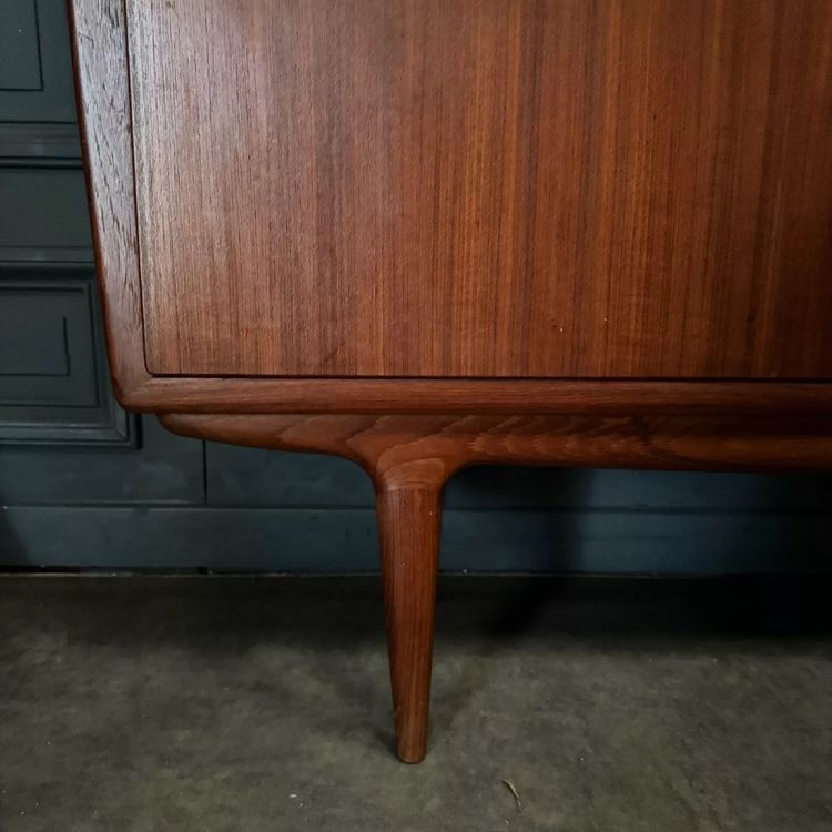 Credenza Highbord di Johannes Andersen modello UM18 in teak Danimarca