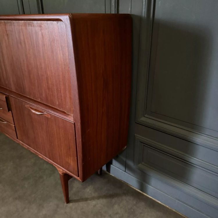 Credenza Highbord di Johannes Andersen modello UM18 in teak Danimarca