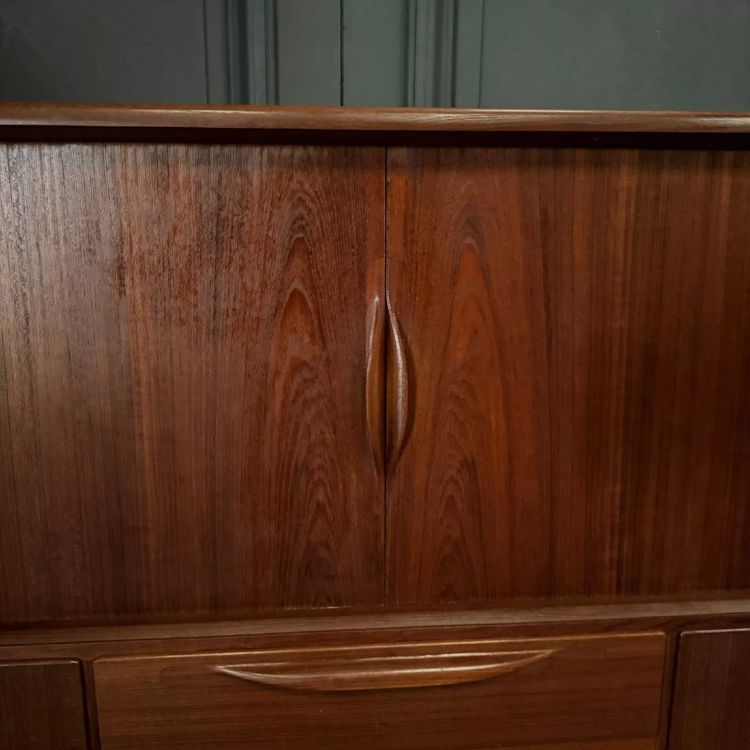 Credenza Highbord di Johannes Andersen modello UM18 in teak Danimarca