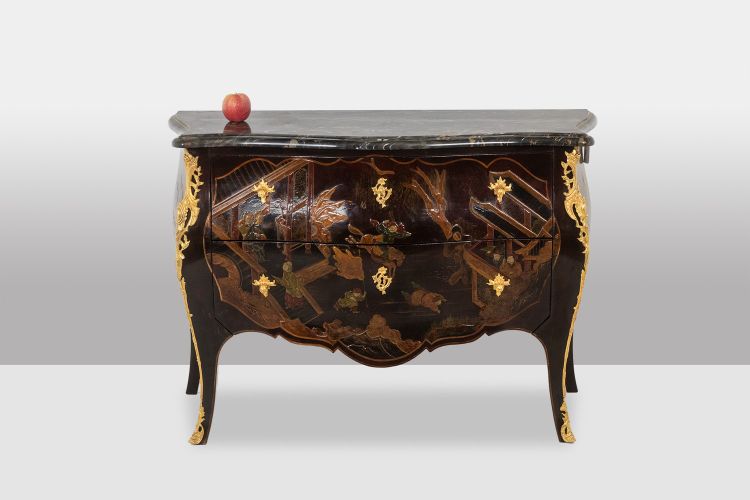 Commode sauteuse en laque avec son marbre. Années 1950. LS40112687Y