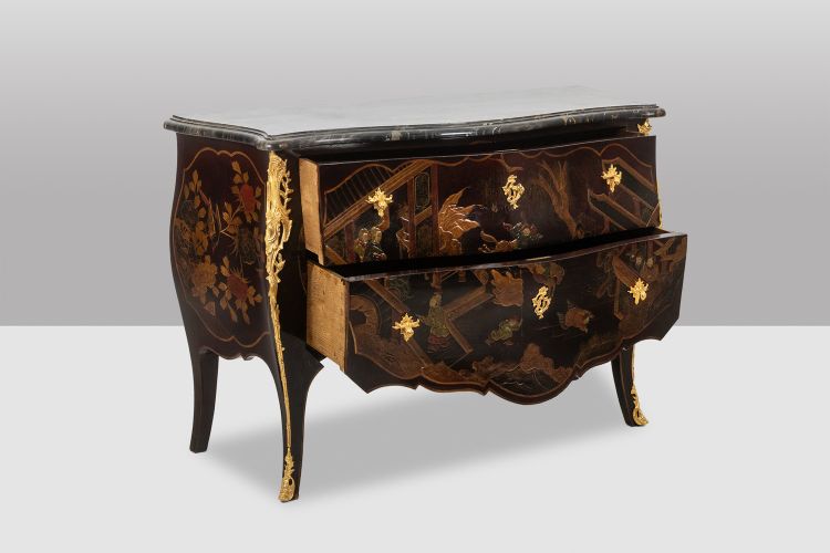 Commode sauteuse en laque avec son marbre. Années 1950. LS40112687Y